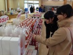 道の駅ではお家へのおみやげ選び。 昨日飲んだ「中村さんちのりんごジュース」が気になっているみたいです。