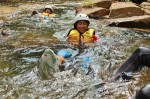 まずは川下り！ライフジャケットで体を浮かせ、川の流れに身を任せます