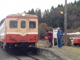 駅名標の前で記念撮影も。